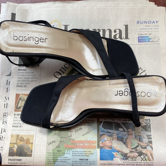 Basinger black sandals. Good condition overall.size 7 - Picture 3 of 6